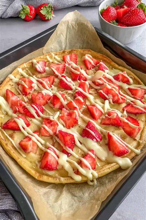 Saftige Erdbeerkekse mit getrockneten Erdbeeren und weißer Schokolade, angerichtet auf einem Teller