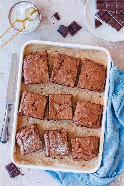 Saftige Hüttenkäse-Brownies mit Kakao, angeschnitten