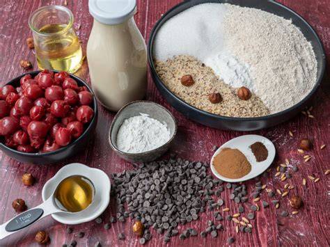 Saftige Kirschen am Baum und Zutaten für Kirsch-Pudding-Blechkuchen
