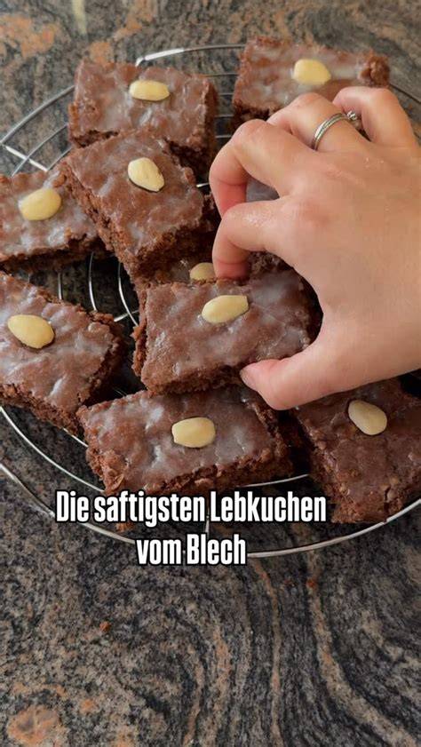 Saftige Lebkuchen auf kühlender Gitter, Mehlsorten auf dem Tisch