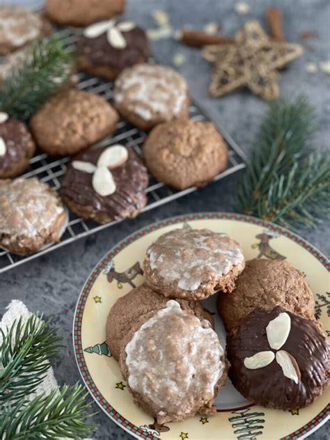 Saftige Marzipan Elisenlebkuchen frisch gebacken auf dem Blech mit Mandeln und Oblaten
