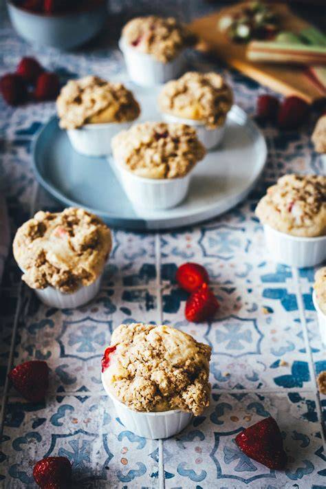 Saftige Muffins mit knusprigen Streuseln und frischen Erdbeeren im Anschnitt