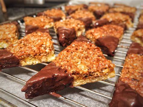 Saftige Nussecken auf dem Blech mit Schokoecken