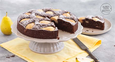 Saftige Schoko-Birnen-Torte dekoriert mit Birnen und Schokolade, herbstliche Atmosphäre