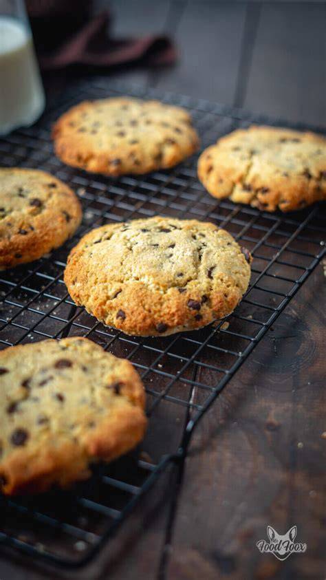 Saftige Schoko-Cookies mit Schokostückchen auf Gitter
