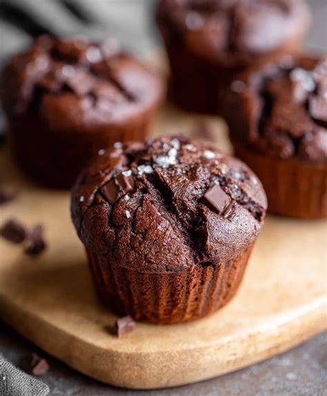 Saftige Schokomuffins auf Kuchengitter
