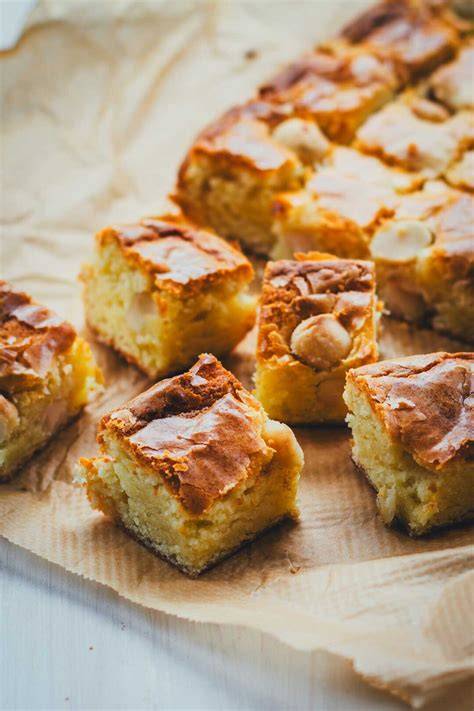 Saftige Stücke weißer Brownies (Blondies) mit Vanilletopping