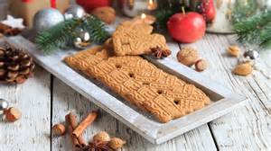 Saftige Vollkorn-Lebkuchen auf einem rustikalen Holzbrett mit winterlicher Dekoration