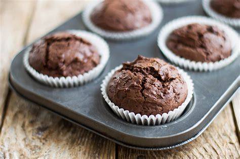 Saftige französische Schokoladenmuffins mit Vanille und Schokoladenstücken frisch gebacken