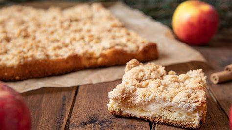 Saftiger 12-Löffel-Apfelkuchen auf Holztisch, angeschnitten