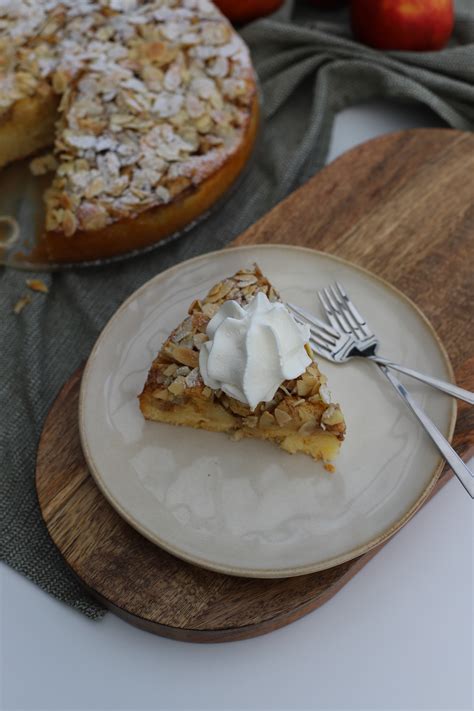 Saftiger Apfel Marzipan Mandelkuchen auf einer Kaffeetafel