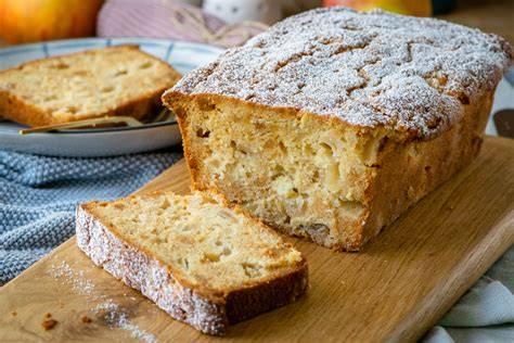Saftiger Apfel-Marzipan-Kuchen in Tortenstücken angerichtet