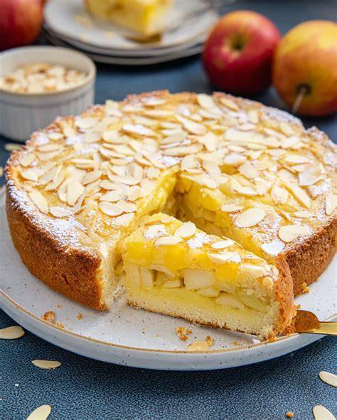 Saftiger Apfelkuchen auf Kaffeetafel mit bestäubtem Puderzucker