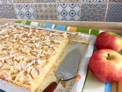Saftiger Apfelkuchen auf dem Blech angerichtet