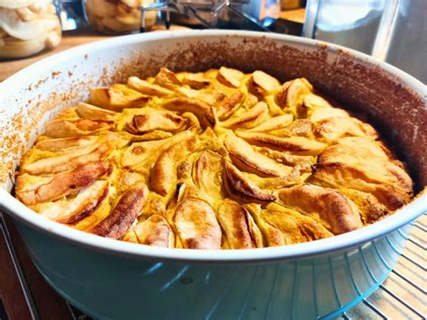 Saftiger Apfelkuchen frisch aus dem Ofen