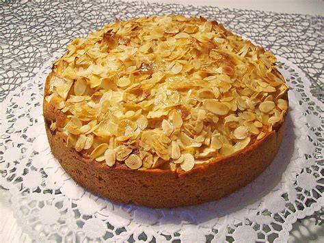 Saftiger Apfelkuchen mit Mandeln
