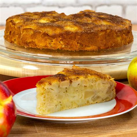 Saftiger Apfelkuchen mit Zimt, dekoriert mit Apfelspalten