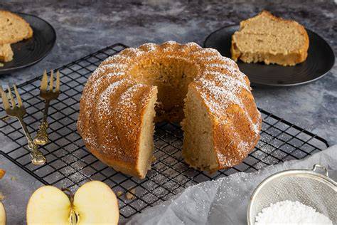 Saftiger Apfelmus-Rührkuchen mit Puderzucker
