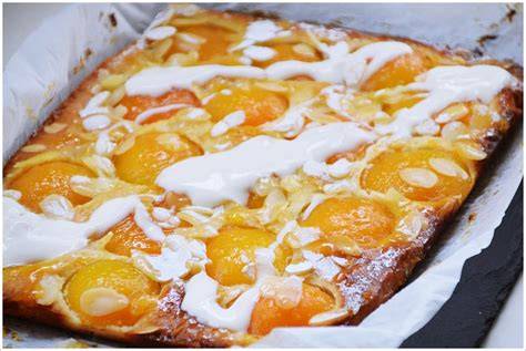 Saftiger Aprikosen Blechkuchen auf Backblech