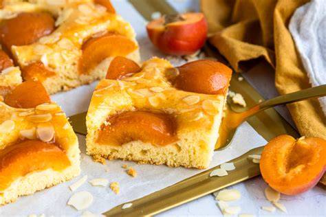 Saftiger Aprikosen-Blechkuchen mit goldbraunen Mandelblättchen