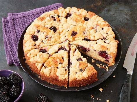 Saftiger Brombeerkuchen mit Streuseln - Anschnitt