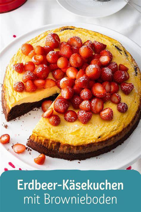 Saftiger Brownieboden mit Erdbeer-Quark-Creme und Schokoladendekor