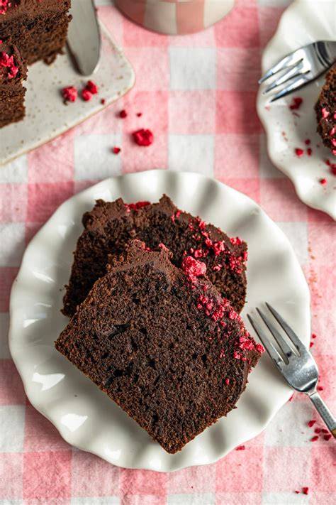 Saftiger Erdbeer-Schokoladen-Kuchen aus der Kastenform mit Schokoglasur und Minzdeko