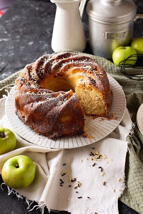 Saftiger Gugelhupf Apfelkuchen mit Pudding und Apfelstückchen