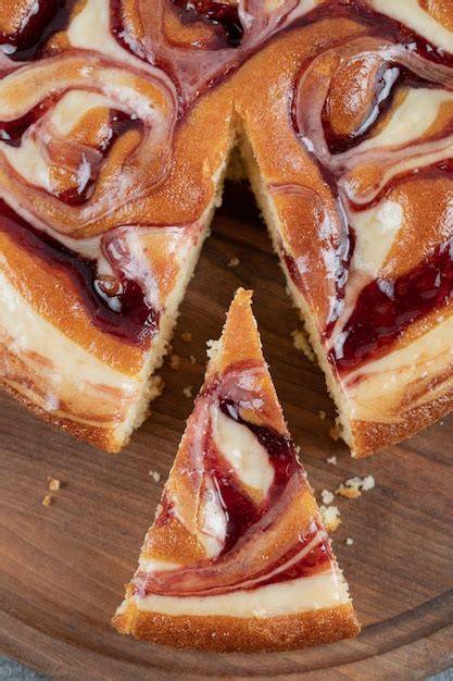 Saftiger Haselnuss-Schokoladenkuchen auf einer rustikalen Holzplatte