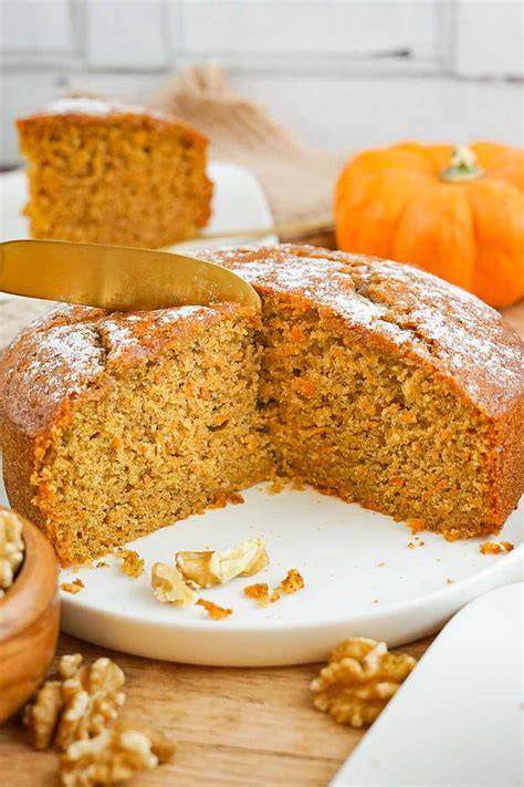 Saftiger Kürbiskuchen auf Tortenplatte