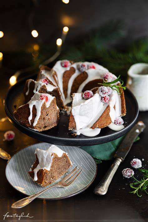 Saftiger Lebkuchen-Gugelhupf mit Zuckerguss und Cranberries