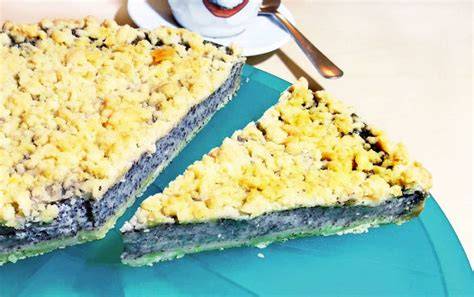 Saftiger Mohnkuchen mit Pudding und Streuseln aufgeschnitten