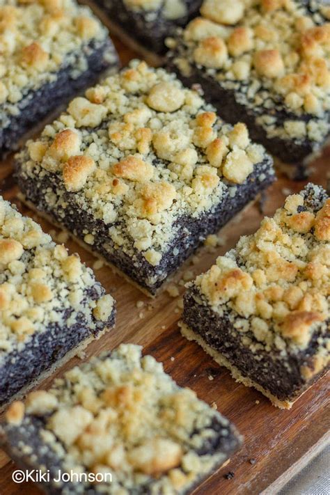 Saftiger Mohnkuchen vom Blech mit goldbraunen Streuseln, angerichtet auf einer Holztafel