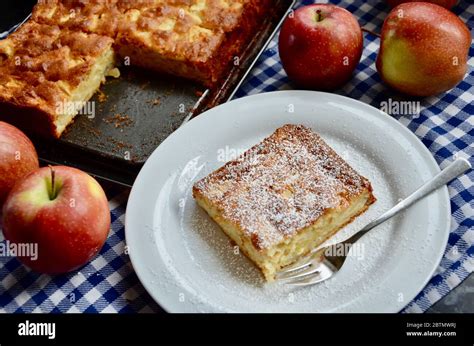 Saftiger Mohren Apfelkuchen im Anschnitt auf Teller