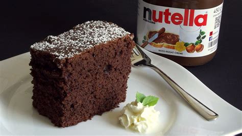 Saftiger Nutella-Kuchen angeschnitten mit Dekoration und Topping