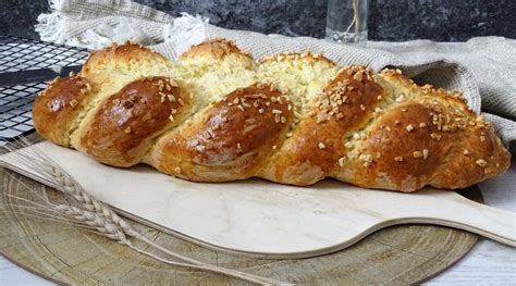 Saftiger Osterzopf, angeschnitten, mit luftigem Inneren und Marmeladenschicht