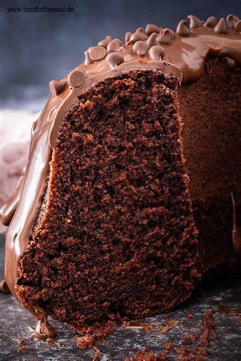 Saftiger Paradiescreme-Kuchen mit Puderzucker