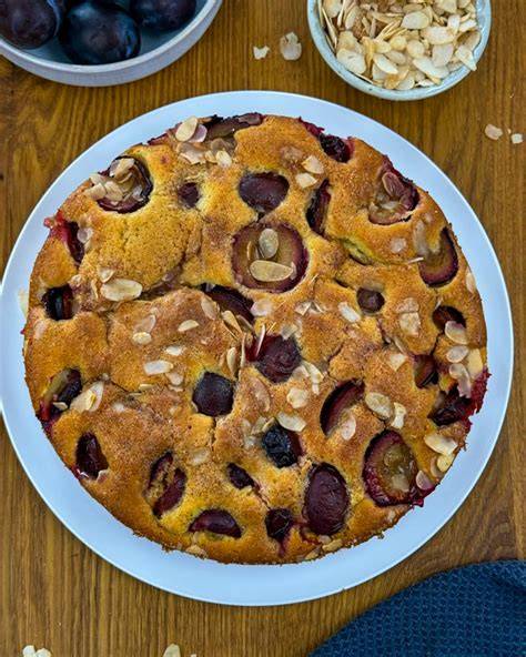 Saftiger Pflaumen-Mandel-Kuchen frisch gebacken