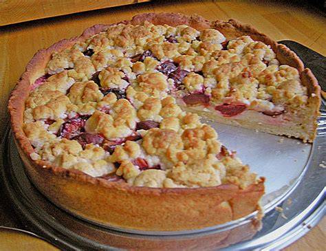 Saftiger Pflaumenkuchen mit Pudding und Mandeln in Stücke geschnitten