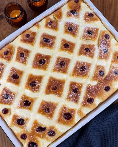 Saftiger Quarkkuchen mit Apfelspalten und Granatapfelkernen