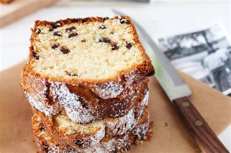 Saftiger Ruhrkuchen mit Schokostückchen in der Kastenform