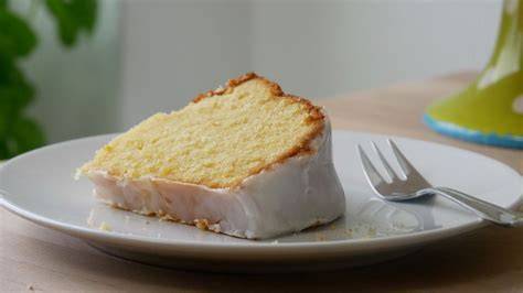 Saftiger Ruhrkuchen mit Zuckerguss auf einer Kuchenplatte