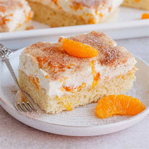 Saftiger Schmandkuchen mit Mandarinen und Schmandcreme aufgeschnitten