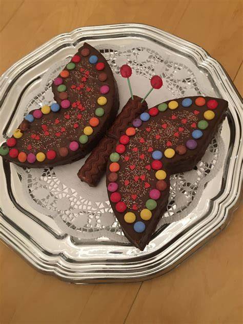 Saftiger Schmetterlingskuchen mit dunkler Schokolade und bunten Schokolinsen