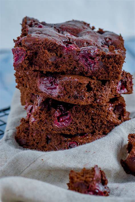 Saftiger Schoko-Kirsch-Kuchen mit Paradiescreme angeschnitten