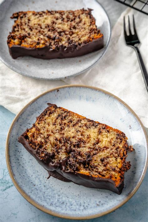 Saftiger Schoko-Rum-Rührkuchen, Anschnitt mit Glasur