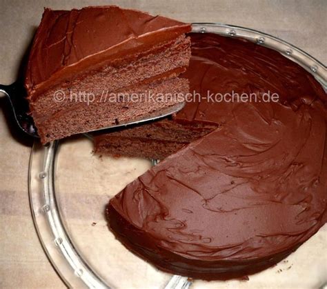 Saftiger Schokoladenbiskuit, angeschnitten