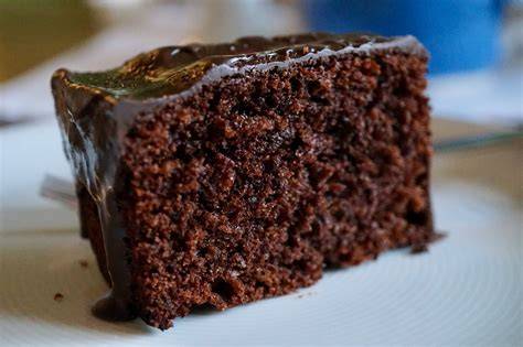 Saftiger Schokoladenkuchen aus Kidneybohnen, serviert mit Vanilleeis