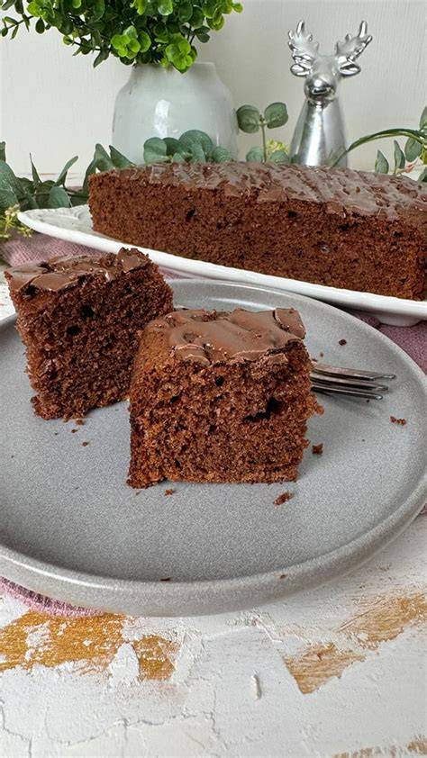 Saftiger Schokoladenkuchen mit grüner Gurkennote aufgeschnitten