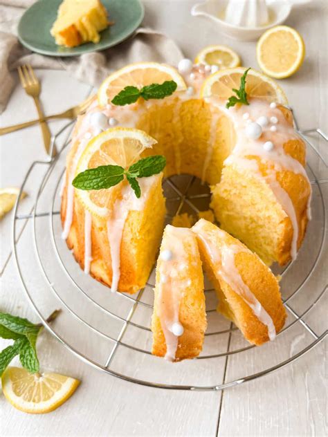 Saftiger Zitronen-Joghurt-Kuchen als Gugelhupf, mit Glasur und Zitronenzesten